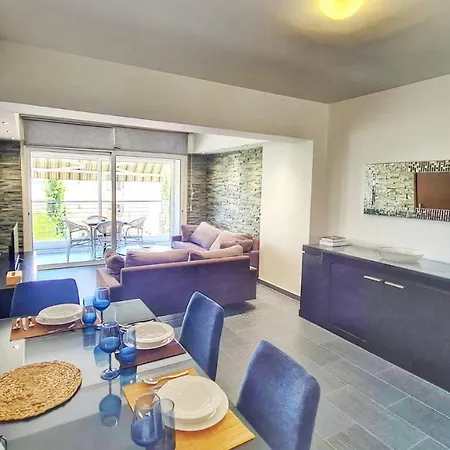 Luxury 2-bed Minutes To Downtown Apartment