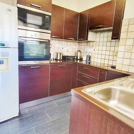 Apartment Luxury 2-bed Minutes To Downtown Nicosia